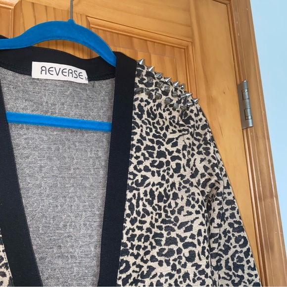 Cheetah studded shoulder cardigan type sweater - Picture 4 of 4
